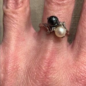 Vintage Estate 10 karat white gold and pearl ring